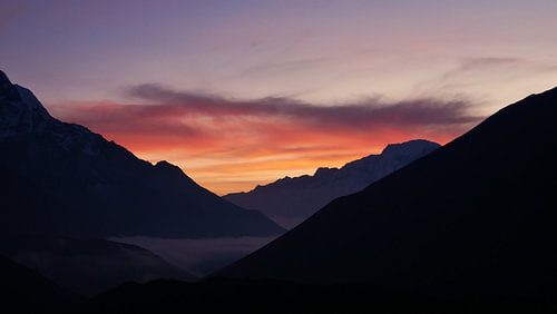 Coucher de soleil dans l'Himalaya sur Timon Schneider