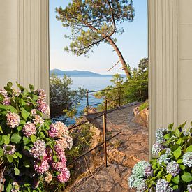 Boog met uitzicht op de Kroatische kust en bloeiende hortensia's van SusaZoom