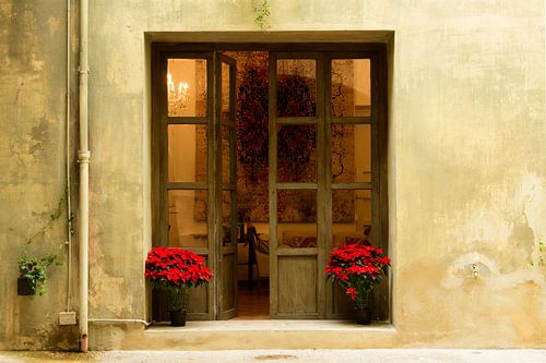 OFFENE TÜR, DIE ZUM EINTRETEN EINLÄDT