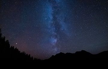 Ciel étoilé avec galaxie et montagnes dans la nuit