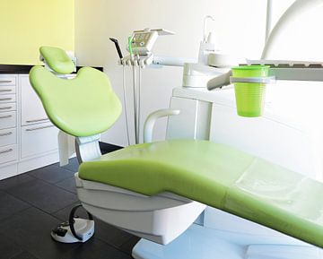 Tandartsstoel met behandelingsinstrumenten