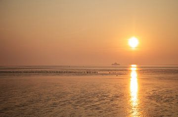 Zonsondergang aan zee 3 van Lisa Bouwman