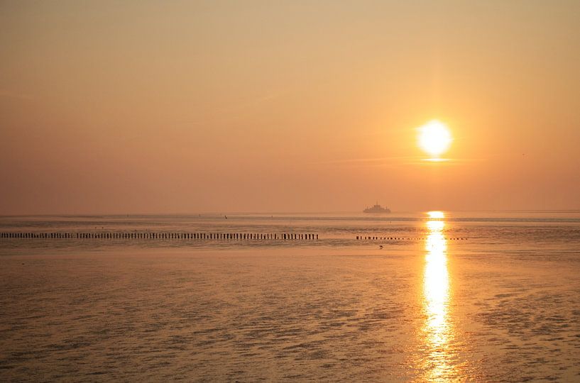 Zonsondergang aan zee 3 van Lisa Bouwman