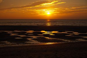 Sun set on the beach von Marco van der Veldt