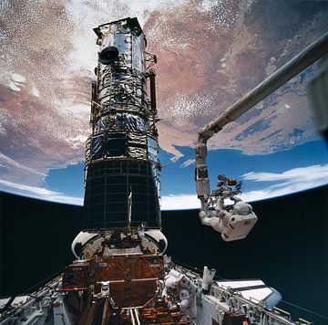 STS-61 EVA VIEW-ASTRONAUT MUSGRAVE, STORY, ANCHORED TO THE END OF THE REMOTE MANIPULATOR ARM PREPARE