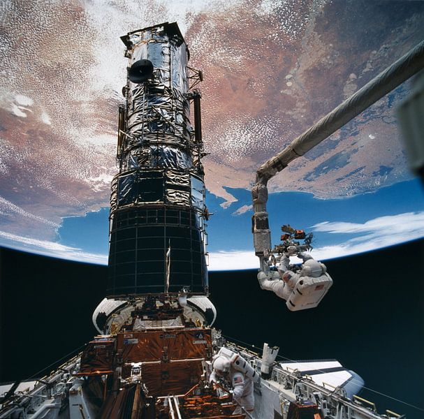 STS-61 EVA VIEWW-ASTRONAUTE MUSGRAVE, HISTOIRE, ANCRÉ À L'EXTRÉMITÉ DU BRAS DU MANIPULATEUR À DISTAN par Brian Morgan
