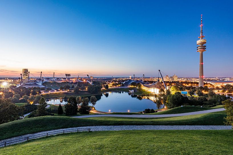 Stade olympique dans le parc olympique de Munich le soir par Werner Dieterich