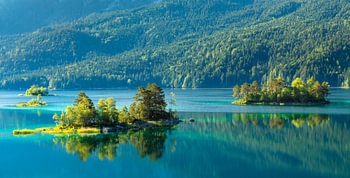 Eilanden in de Eibsee in de zomer, Beieren, Duitsland