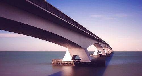 Zeelandbrug in paars en blauw