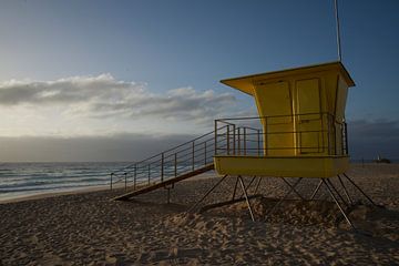 Geel strandhuisje zonsopkomst by R Alleman