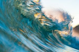 Vague déferlante au coucher du soleil