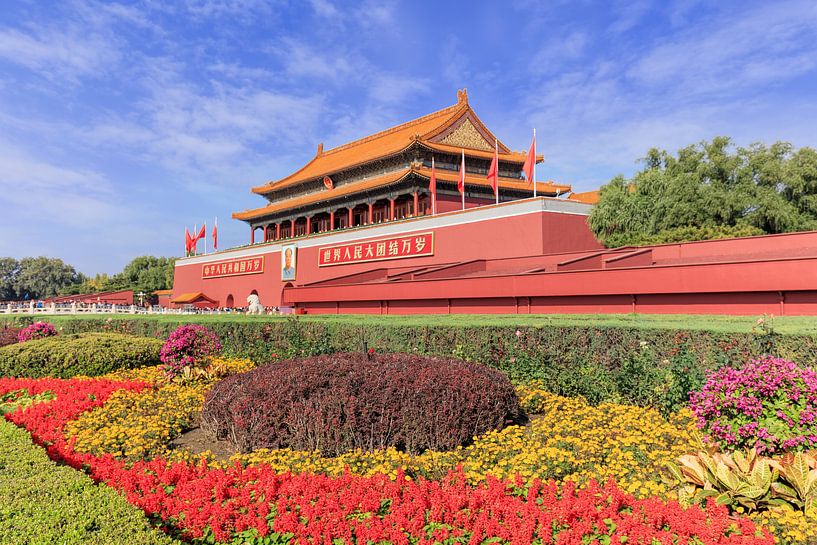 Palace Museum mit bunter Blumenbeet vor einem blauen Himmel von Tony Vingerhoets