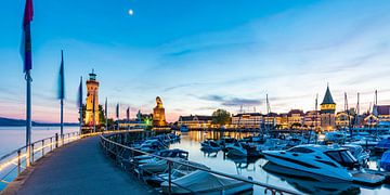 Blauw uur in de haven van Lindau aan het Bodenmeer van Werner Dieterich