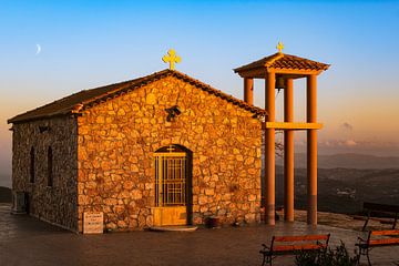 Kleine stenen kerk in Kouvara van Harry Cathunter