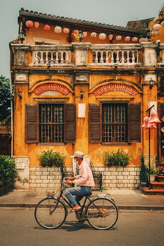 Ambiance urbaine à Hoi An : vélo devant une façade coloniale