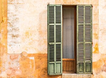 Detailopname van open vensterluiken van een oud mediterraan huis