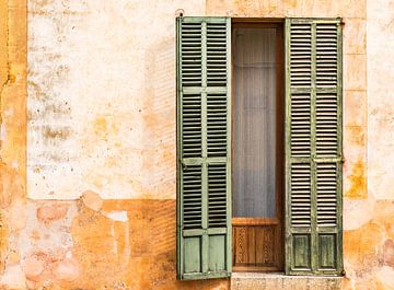 Vue détaillée des volets ouverts d'une vieille maison méditerranéenne sur Alex Winter