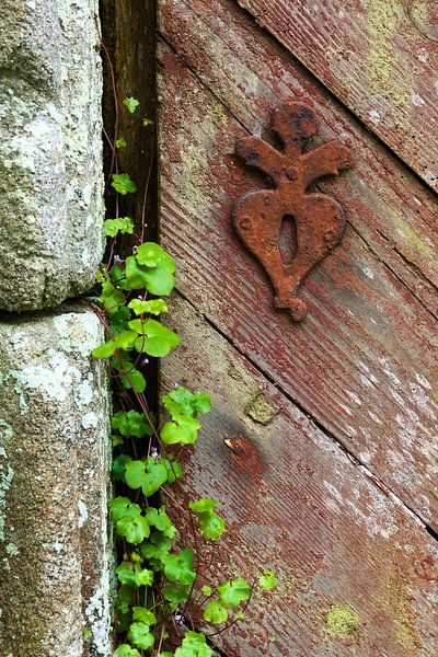 Verroest slot op een oude deur in Locronan | Bretagne van Flatfield