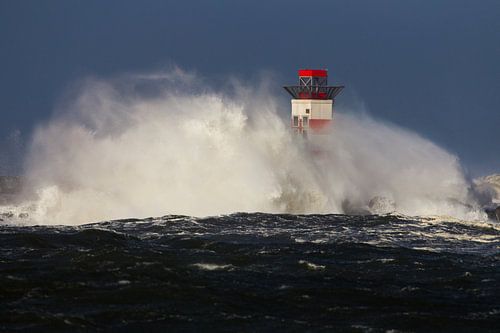 Noordpier IJmuiden tijdens herfst storm langs de kust