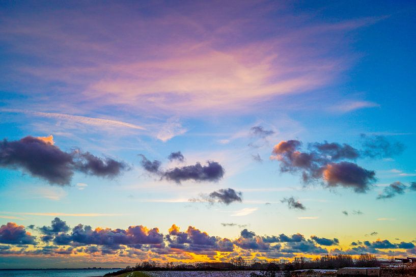 Zonsondergang in de winter met een sneeuwlucht von Siem de Vos