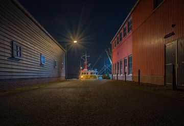 Nachtelijk doorkijkje vissershaven van Jan Georg Meijer