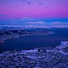 Arctic Panorama vanuit Fjellheisen: Paars-Blauw Uitzicht over Tromsø voor Wanddecoratie van Eriks Photoshop