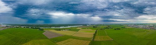 Storm die over een landelijk landschap in de lente raast