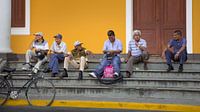 Mannen zitten op de trap, Granada (Nicaragua) van Nick Hartemink thumbnail