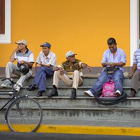 Mannen zitten op de trap, Granada (Nicaragua) van Nick Hartemink