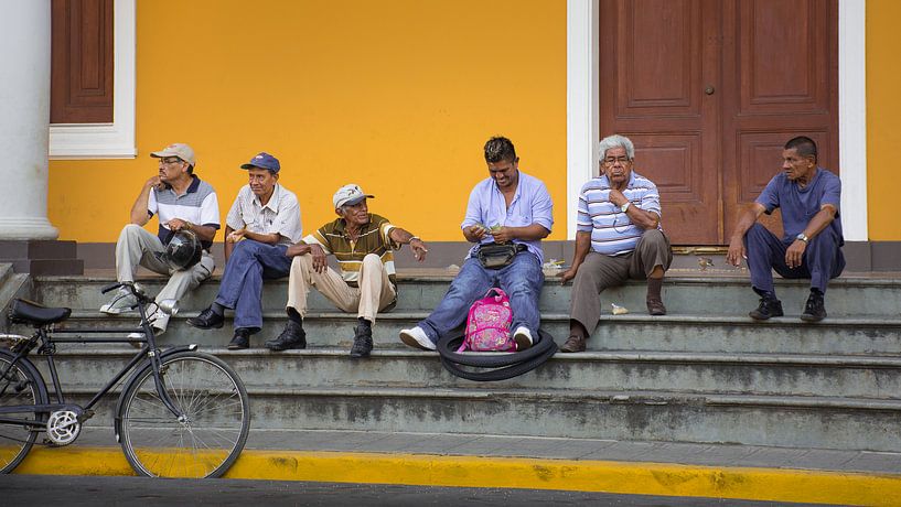 Mannen zitten op de trap, Granada (Nicaragua) van Nick Hartemink