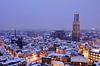 Die verschneite Stadt Utrecht mit Dom Tower und Domkerk (2) sur Donker Utrecht Aperçu