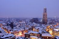 De besneeuwde binnenstad van Utrecht met Domtoren en Domkerk (2) van Donker Utrecht thumbnail