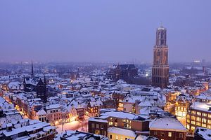 De besneeuwde binnenstad van Utrecht met Domtoren en Domkerk (2) van Donker Utrecht