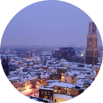 De besneeuwde binnenstad van Utrecht met Domtoren en Domkerk (2) van Donker Utrecht