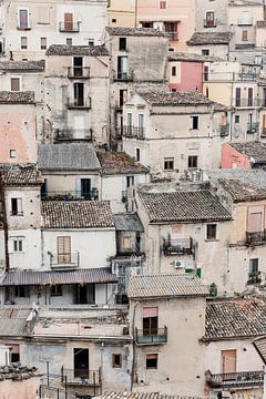 Blick auf ein mittelalterliches Dorf in Italien