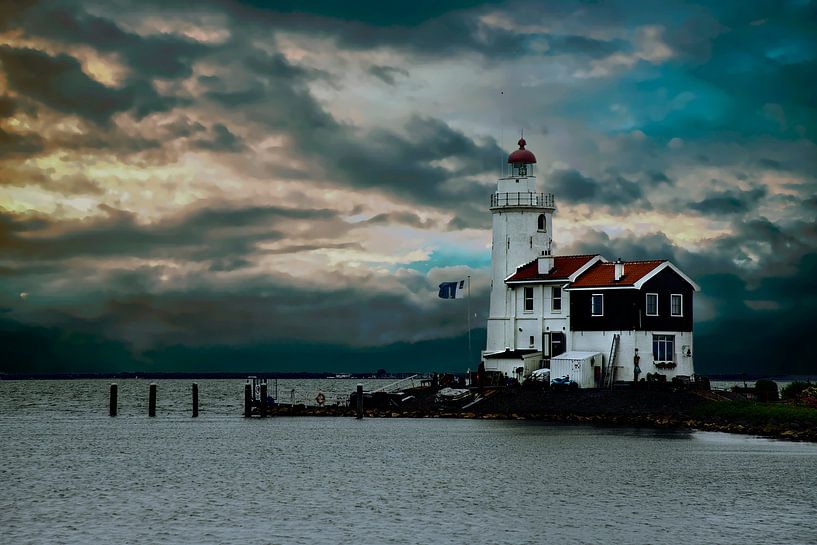 Der Leuchtturm von Marken, Niederlande von Gert Hilbink