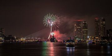 Erasmusbrug (vuurwerk) by John Ouwens