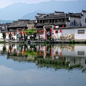 Chinees dorp in de bergen met weerspiegeling in het water van Patrick Lauwers