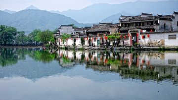 Chinees dorp in de bergen met weerspiegeling in het water sur Patrick Lauwers