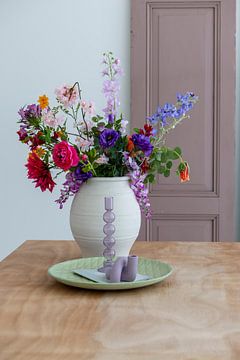 Stilleven van Bloemen in Witte Vaas - Elegante en Kleurrijke Interieurdecoratie van Jolanda Hugens Kommers