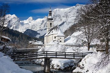 Eglise de Ramsau dans les Alpes avec de la neige en hiver