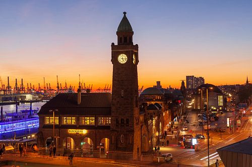 St.-Pauli-Landungsbrücken bei Abenddämmerung, Hamburg, Deutsch