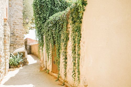 Versteckte Gasse in Südfrankreich