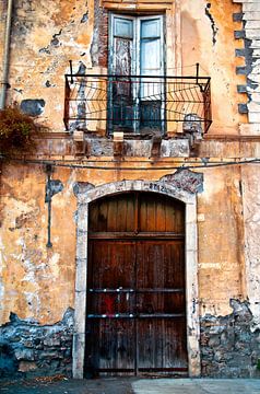 Verlaten huis aan de Siciliaanse kust in Taormina van Silva Wischeropp