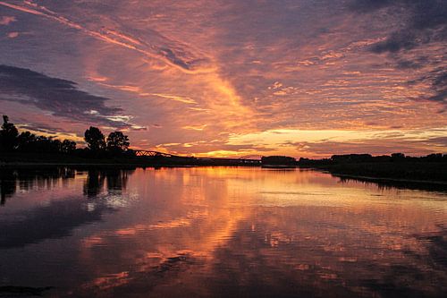 Sonnenuntergang an der IJssel am Deich in Zwolle, Niederlande