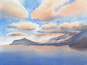 Wolken, Berge und das Meer bei Sonnenuntergang