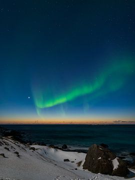 Spectaculaires aurores boréales vertes et fortes au-dessus de la célèbre plage de rochers ronds près sur Robert Ruidl