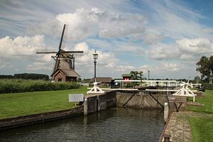 Eendragtsmolen met Sluis aan de Rottemeren in Zevenhuizen