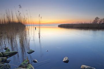 Zonsondergang over het Leekstermeer in Groningen van Gerben van Dijk