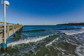 Brandung an der Seebrücke in Binz mit Blick in die Granitz von GH Foto & Artdesign